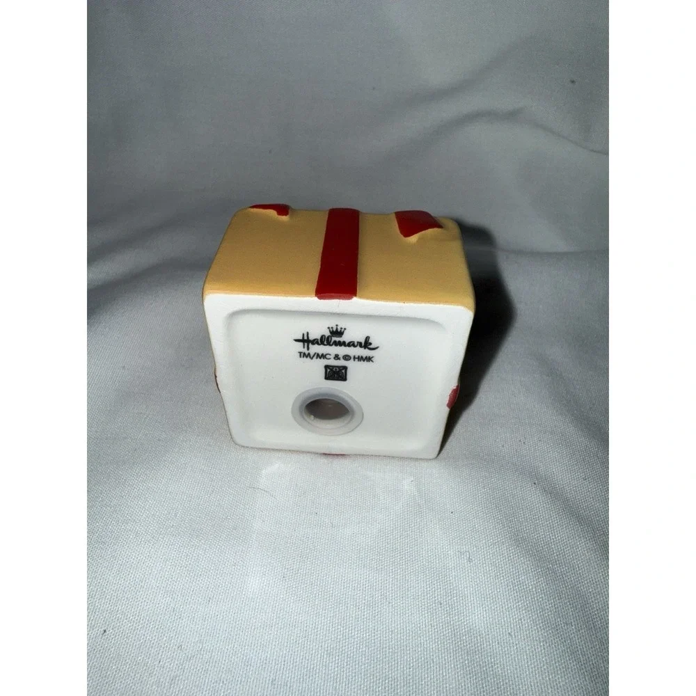 Hallmark Salt‎ and Pepper Shakers Ceramic Christmas Presents Wrapped Gift Boxes